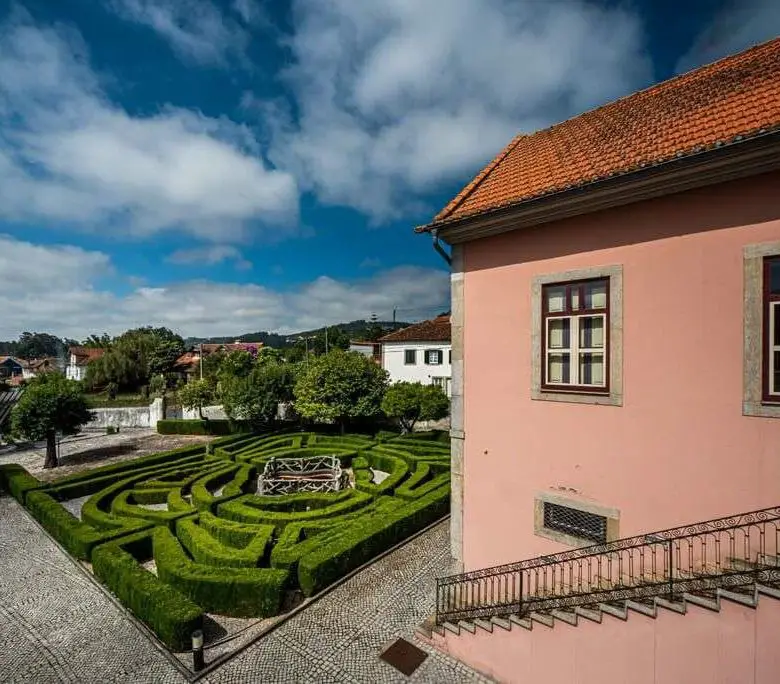 solar-das-camelias-fachada-e-jardim-lar-e-residencia-senior