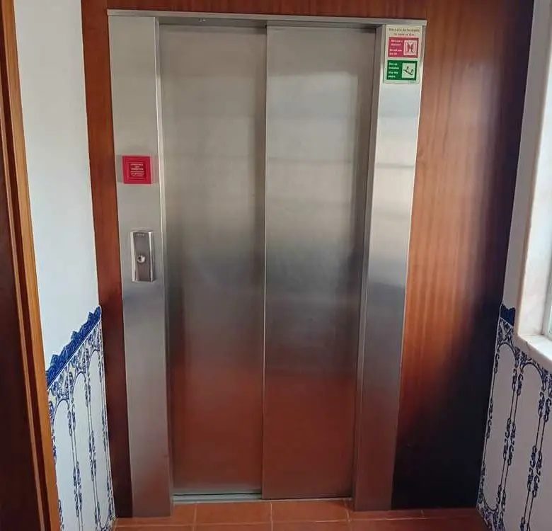 caminhos-abstratos-casa-de-repouso-elevador