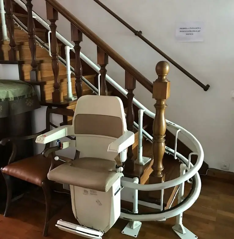 casa-de-repouso-bom-pastor-algueirao-quarto-escadas