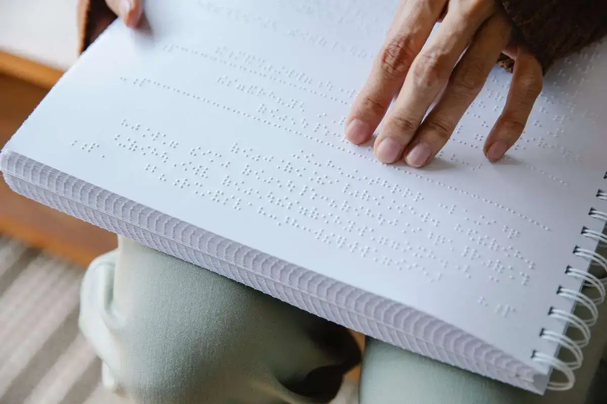 Importância do Braille na Vida dos Idosos com Deficiência Visual