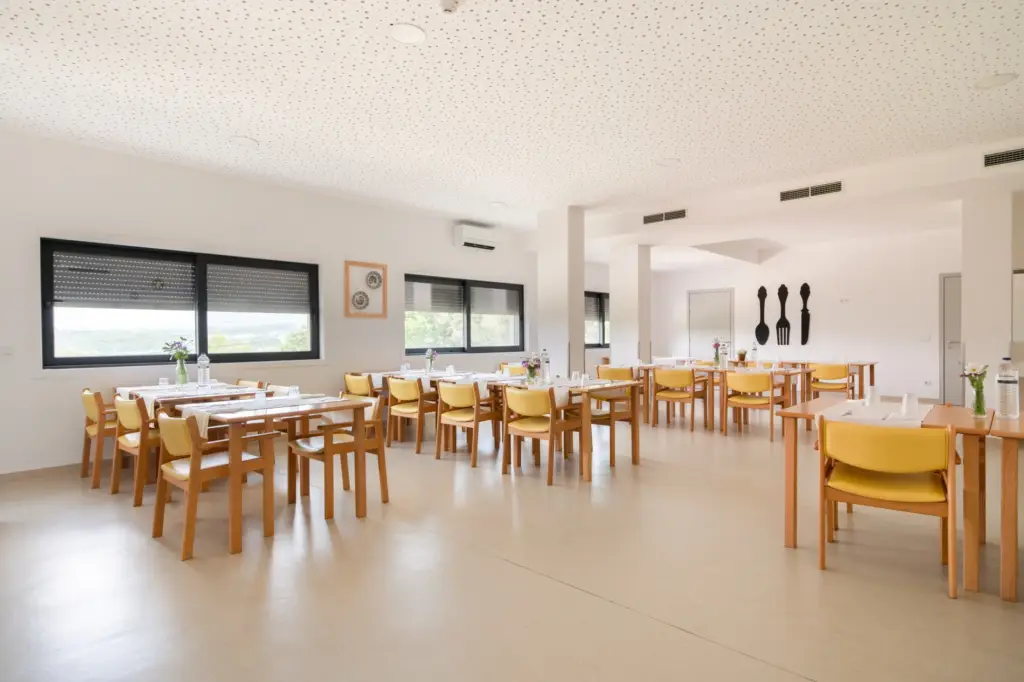 ser-amares-santiago-residencia-senior-caldelas-refeitorio