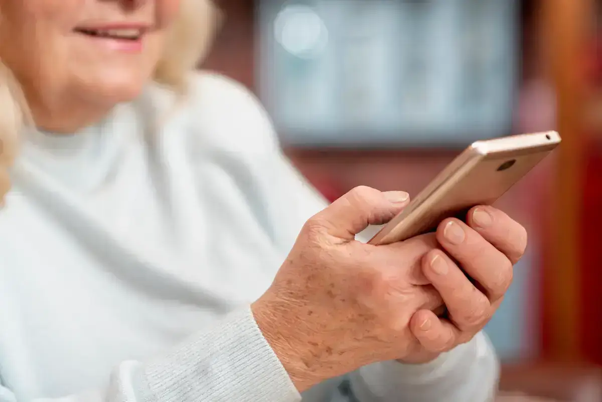 Como Ensinar os Avós a Usar o Telemóvel com Segurança