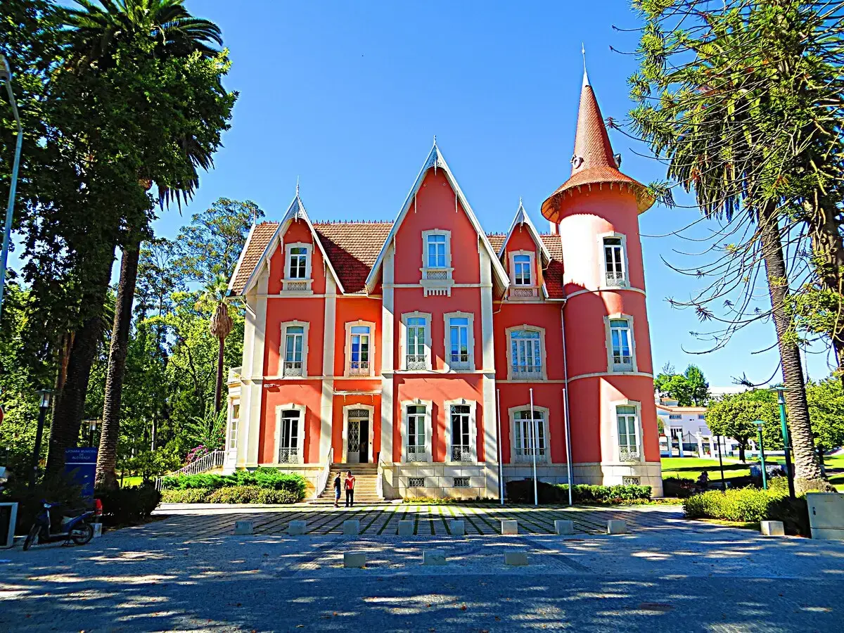 camara-municipal-de-alcobaca-jardim-do-palacio-da-justica