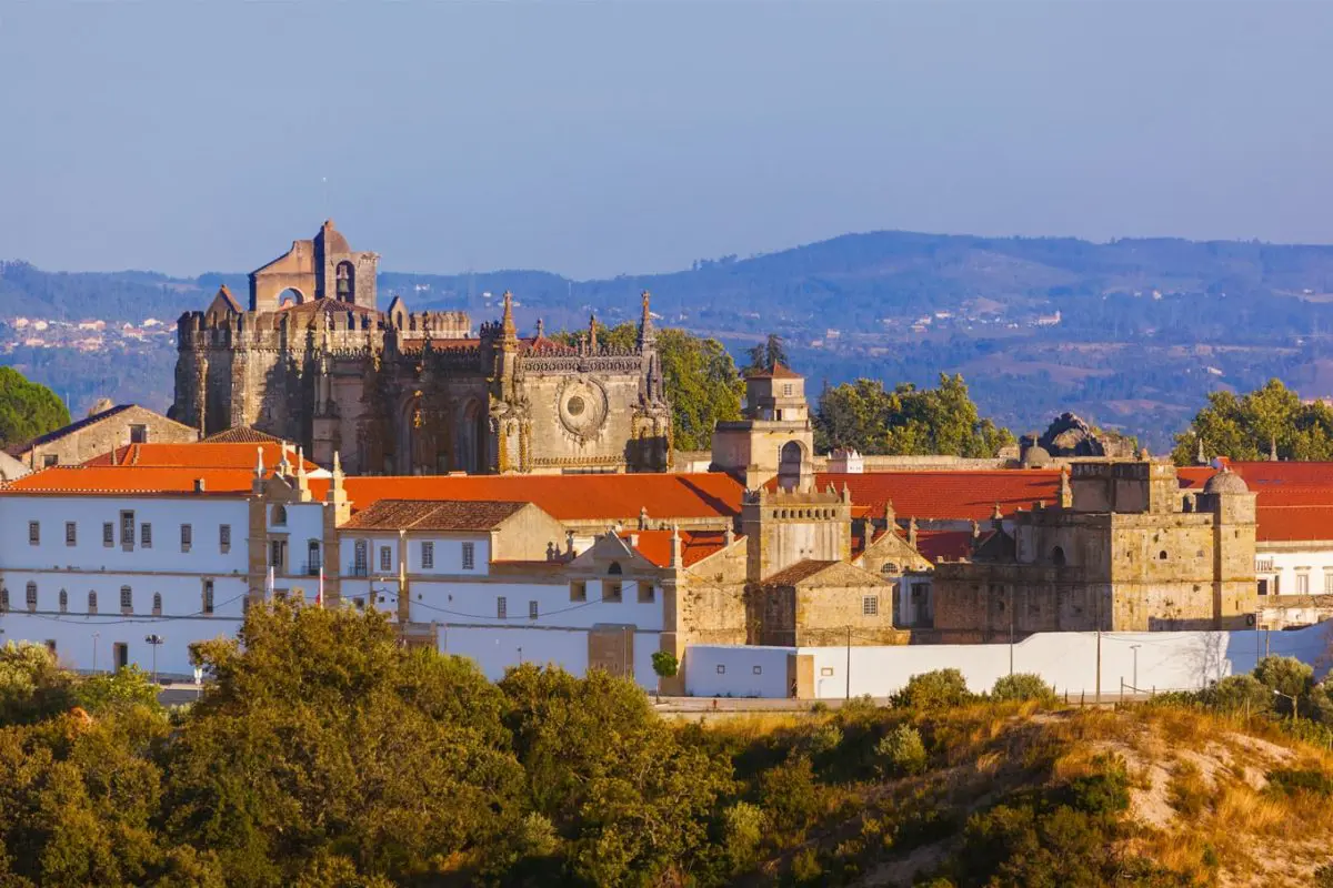 o conjunto do Convento de Cristo destaca-se, em termos de imponência e em termos de importância histórica. Este conjunto monumental é composto pelo Castelo Templário de Tomar, o convento da Ordem de Cristo da época do Renascimento, a Mata dos Sete Montes, a Ermida da Imaculada Conceição e o Aqueduto dos Pegões.