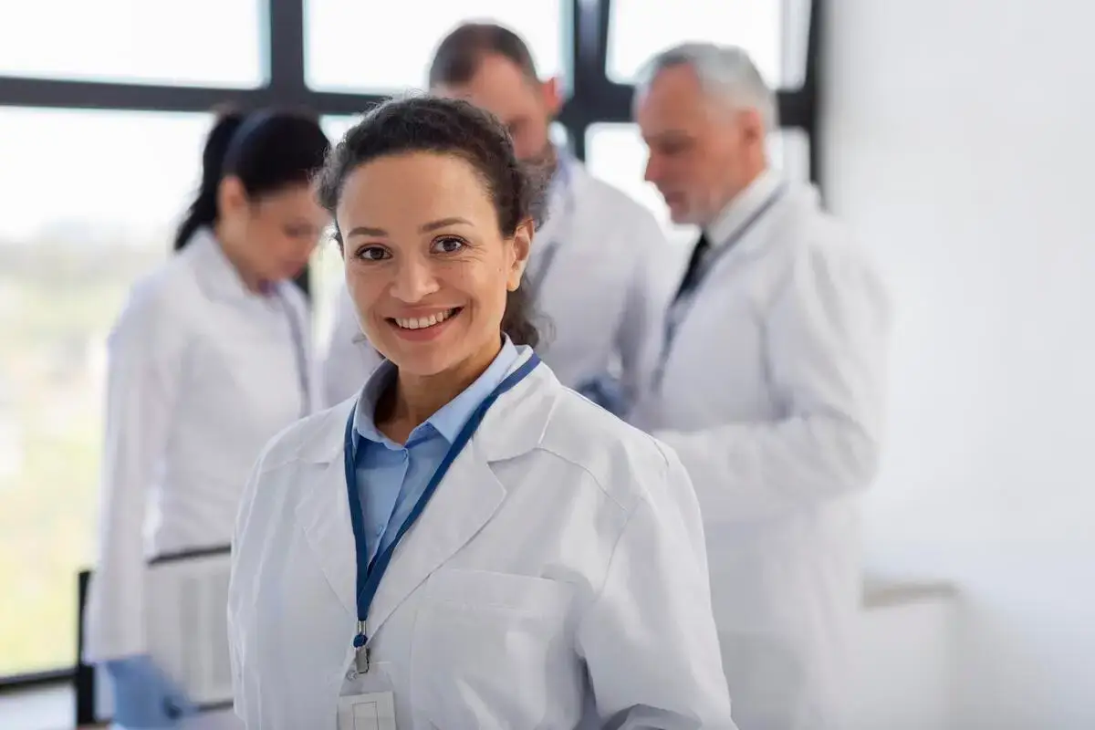 Escolher um lar com apoio médico permanente pode ser decisivo na qualidade de vida do idoso.