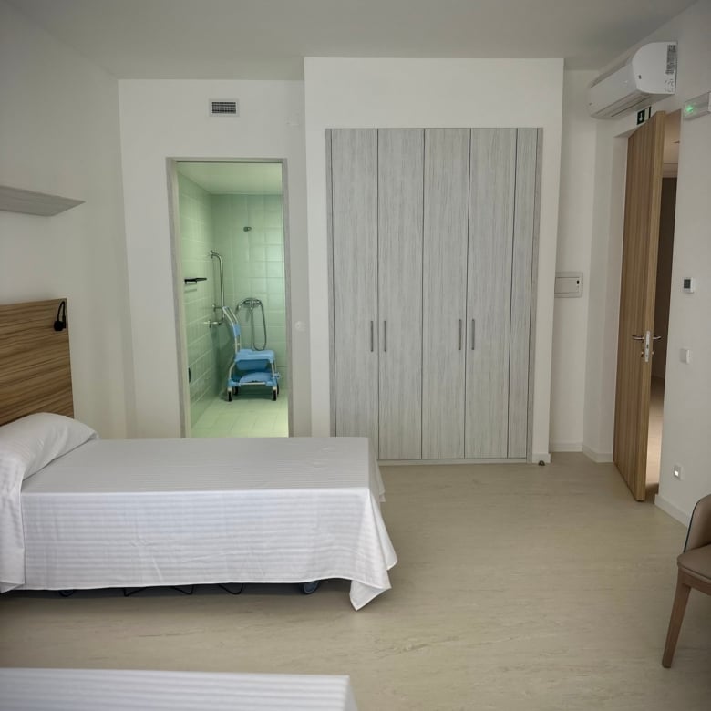 senior-almeirim-quarto-com-casa-de-banho